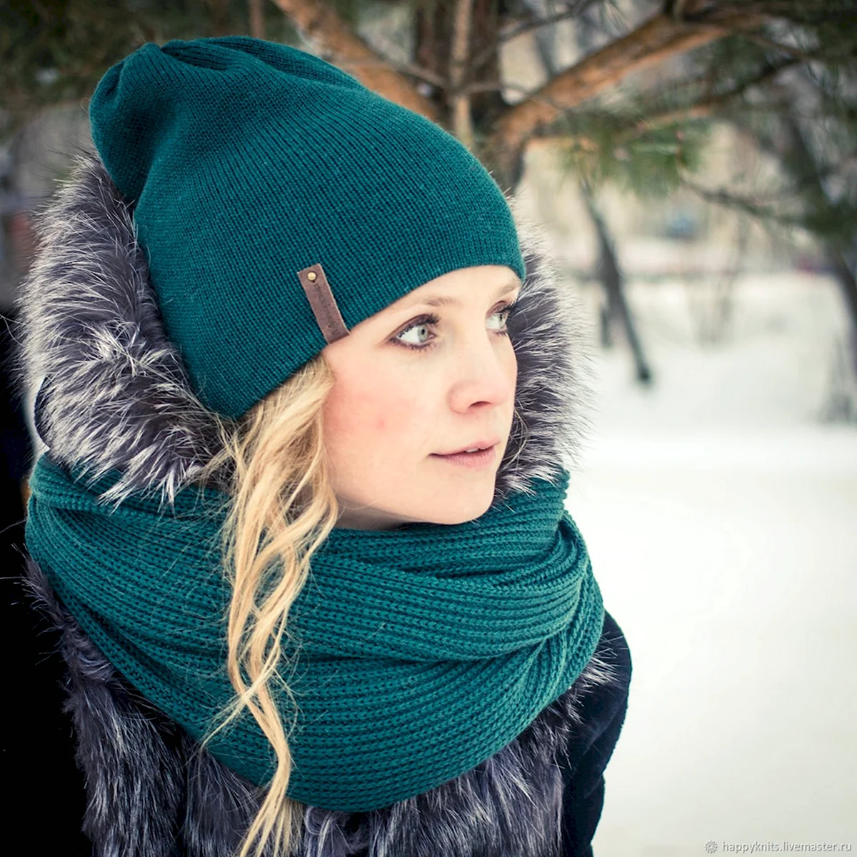 Шапка изумрудного цвета