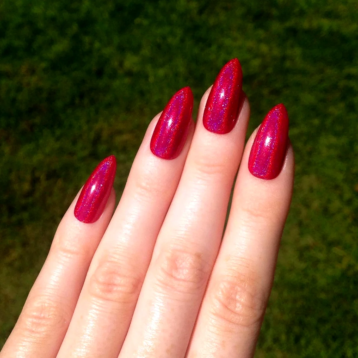 Малиновые ногти миндаль