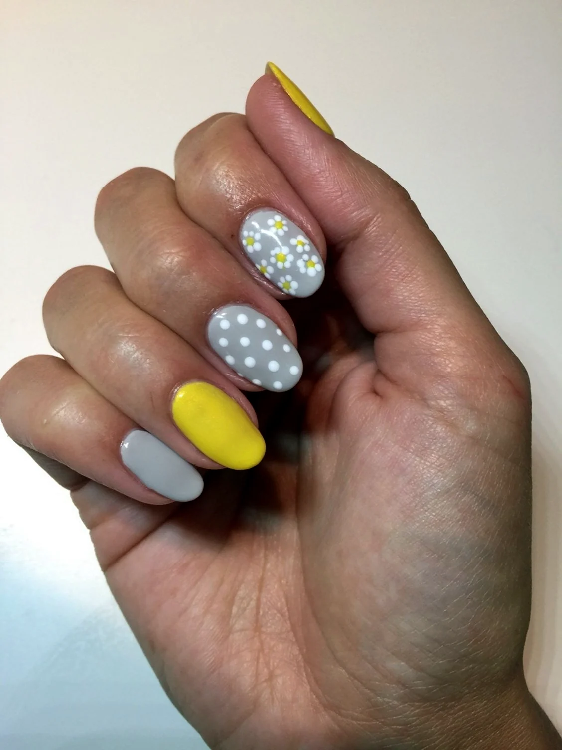 Маникюр серый с желтым