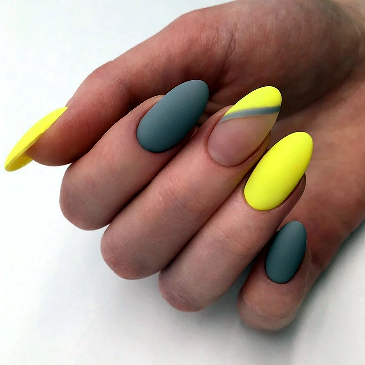 Серо желтый маникюр