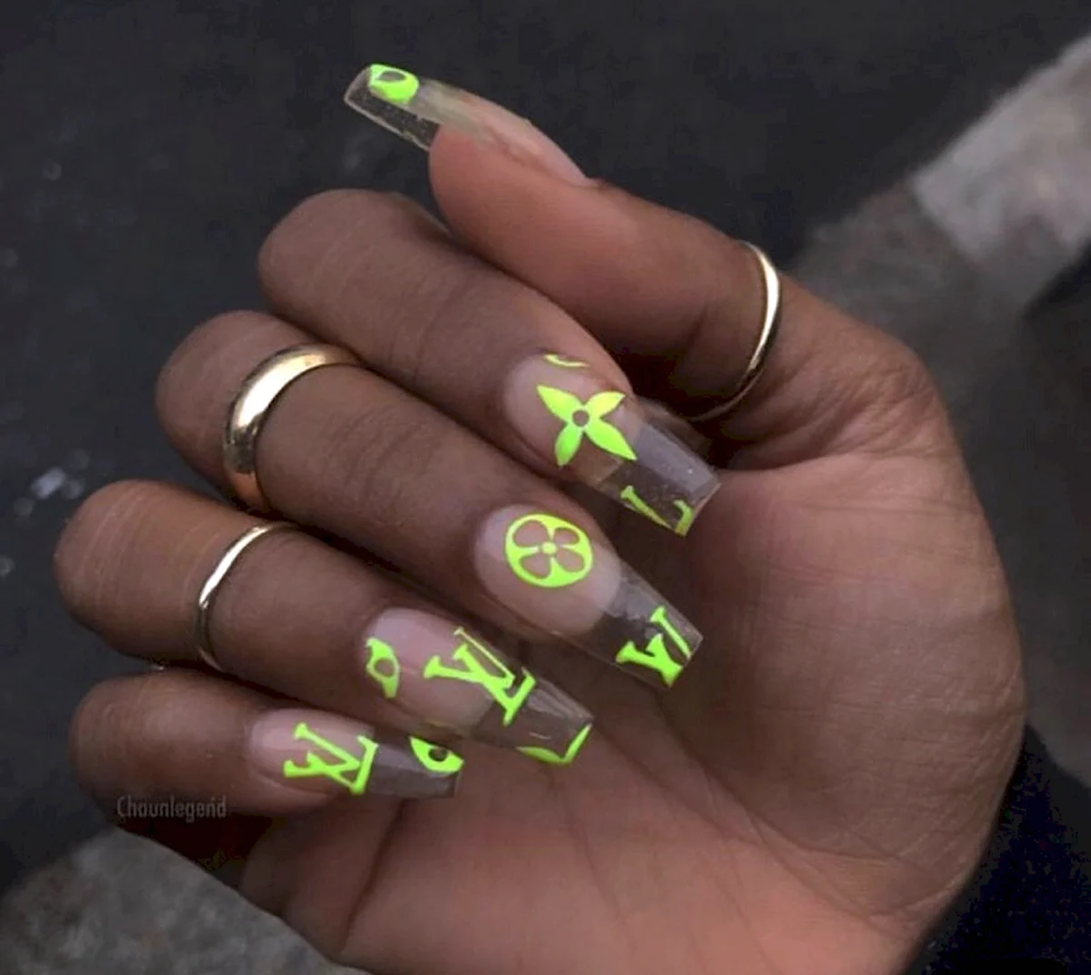 Зеленый светоотражающий маникюр