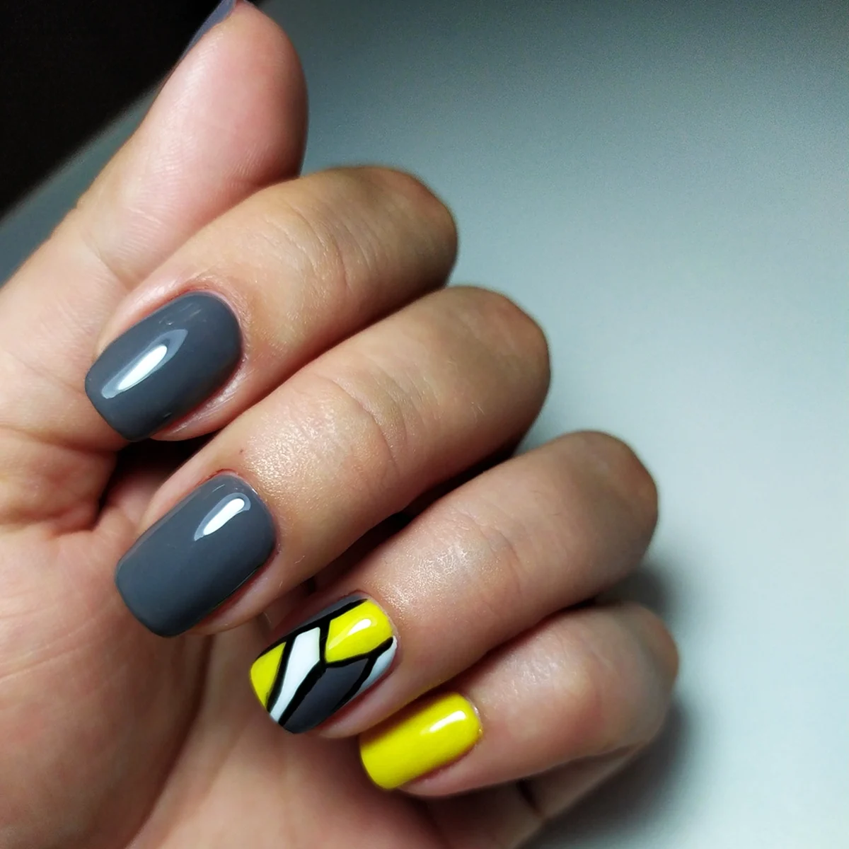 Маникюр серый с желтым