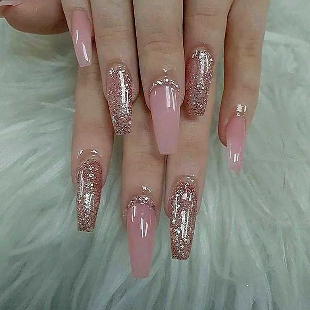 Наращивание ногтей с блестками