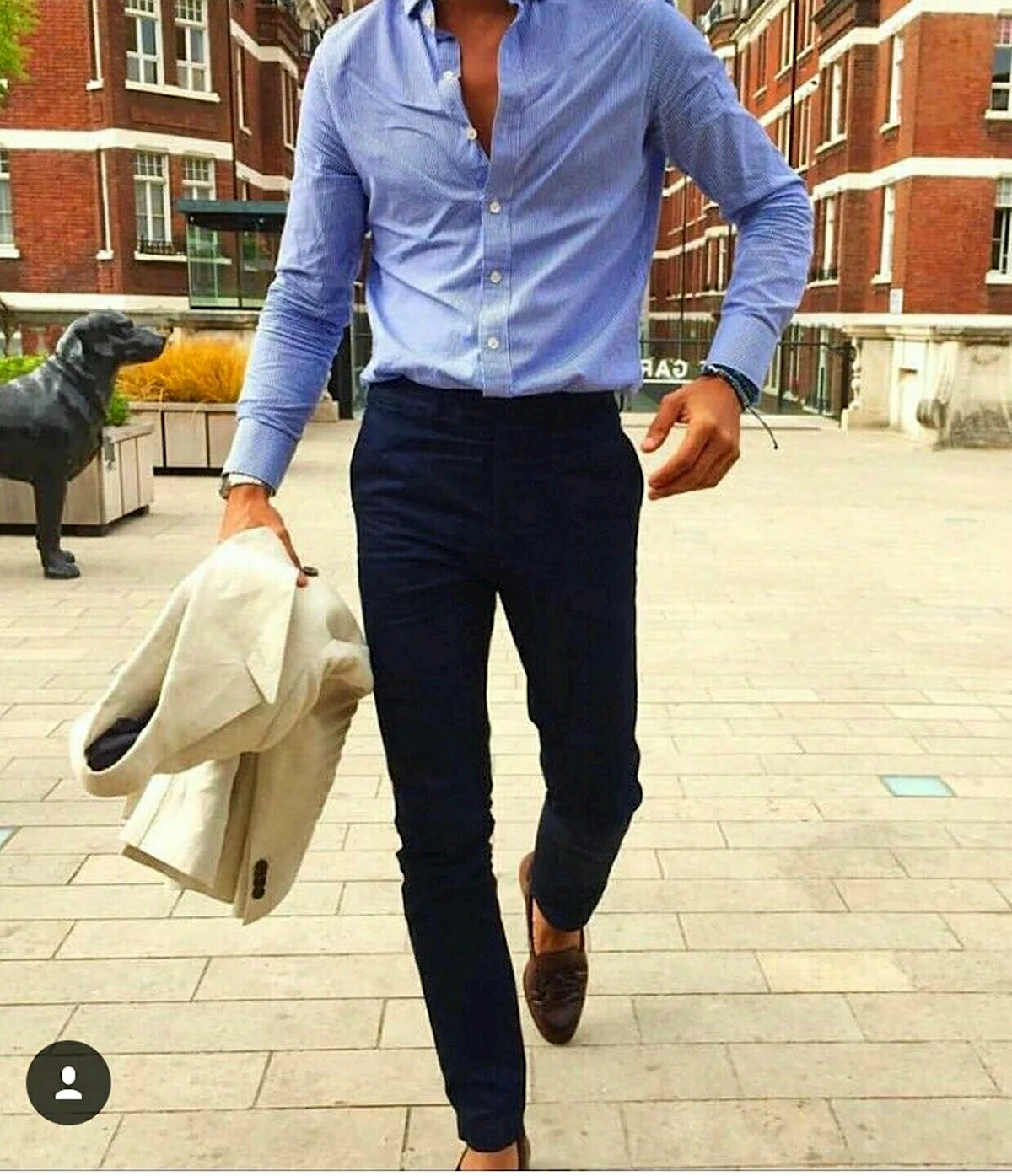 Рубашка к синим брюкам