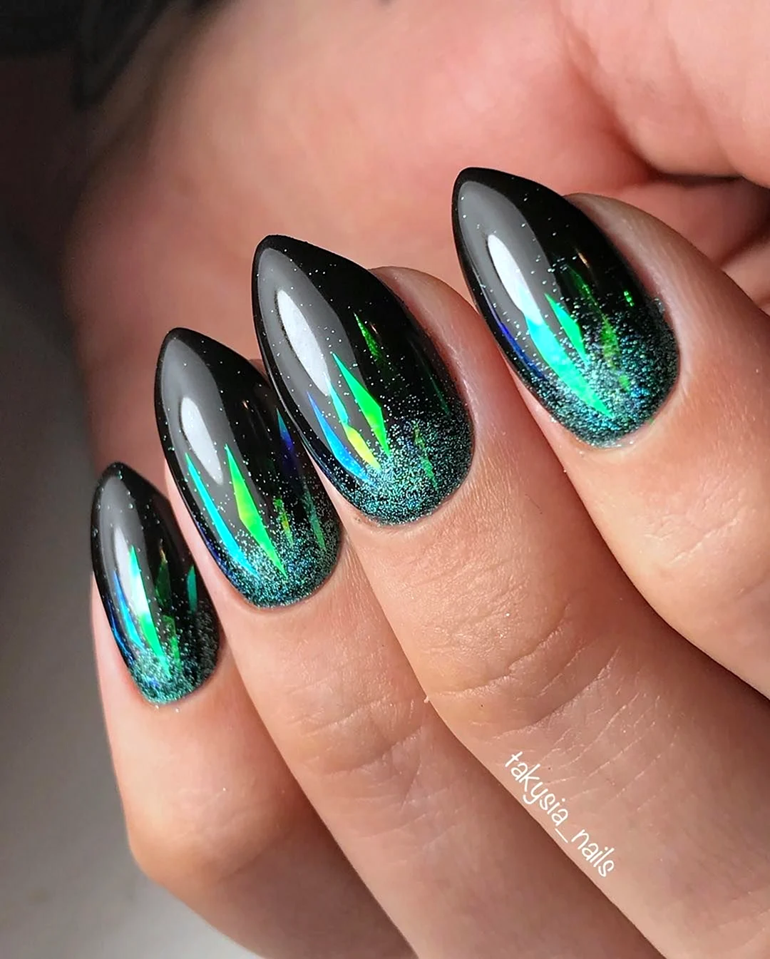 Светоотражающий маникюр