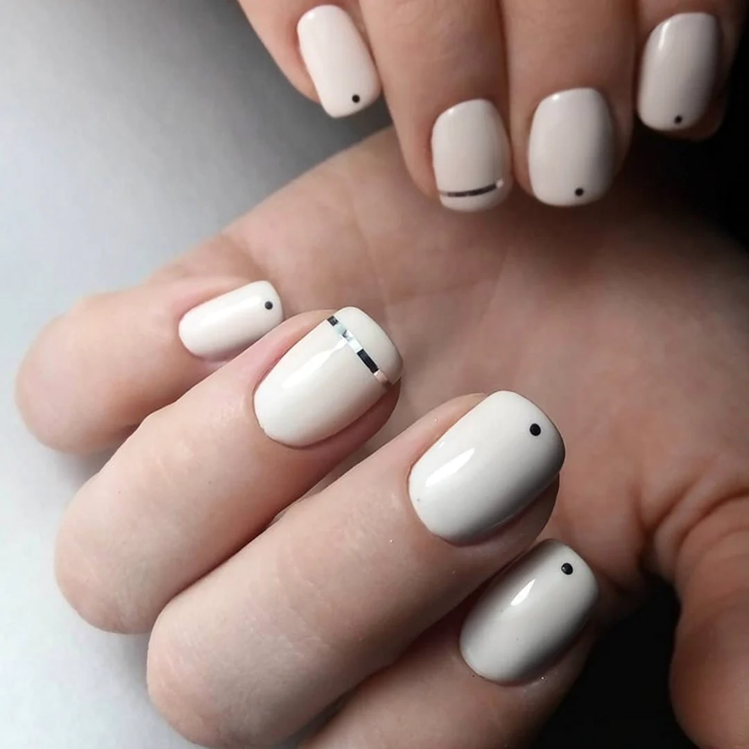 Маникюр с точками