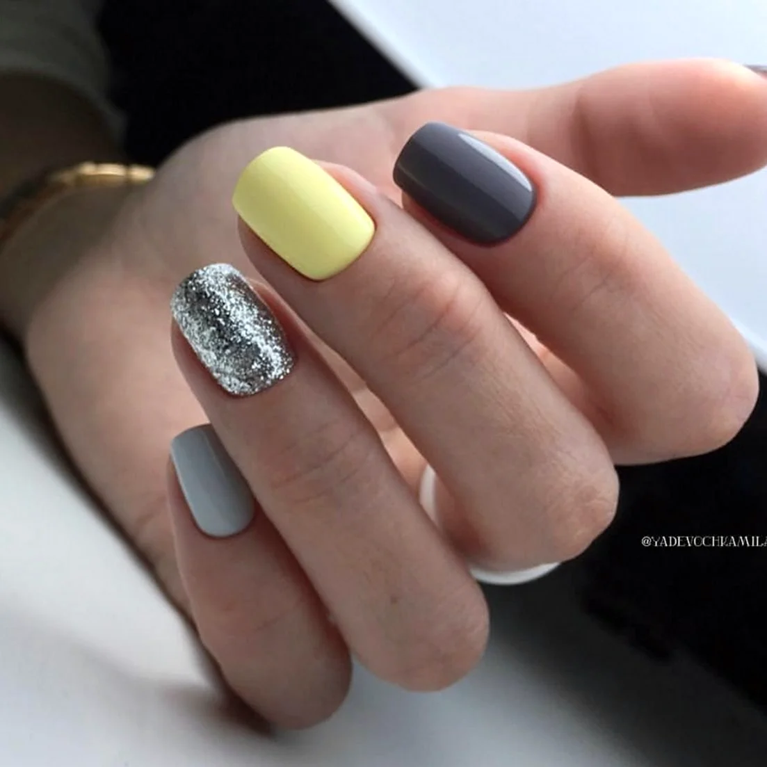 Маникюр серый с желтым