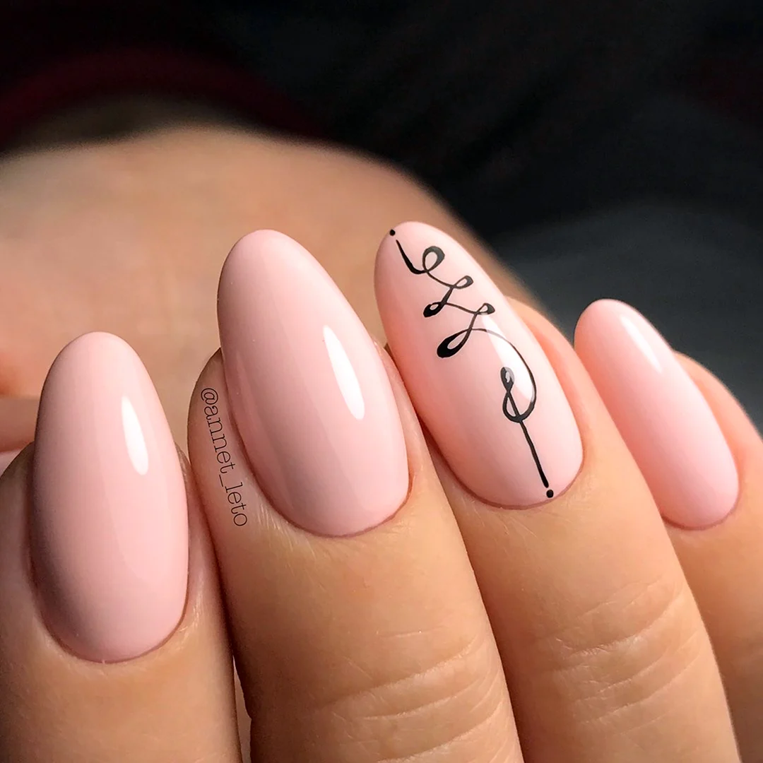 Нюдовый маникюр миндаль бежевый