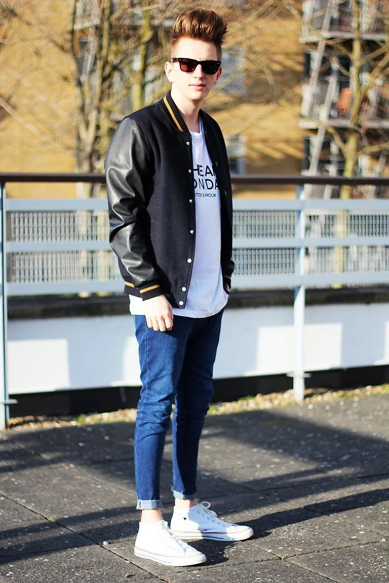 Джинсы с конверсами мужчины