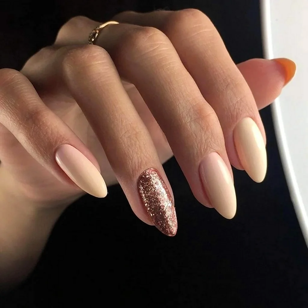 Нюдовый маникюр миндаль