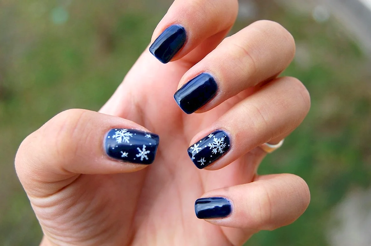 Синий маникюр