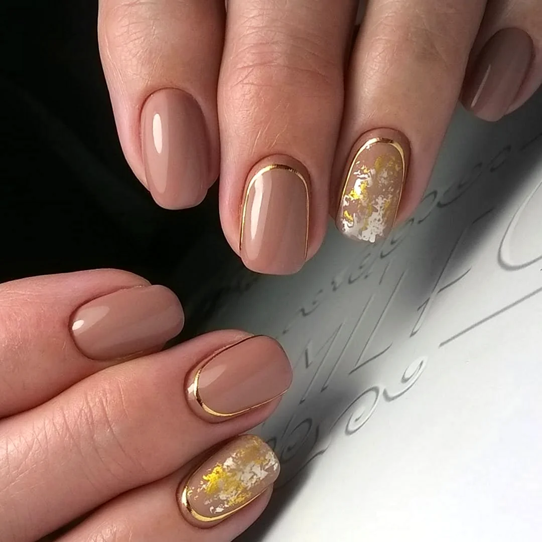 Нюдовый маникюр 2022 с золотом
