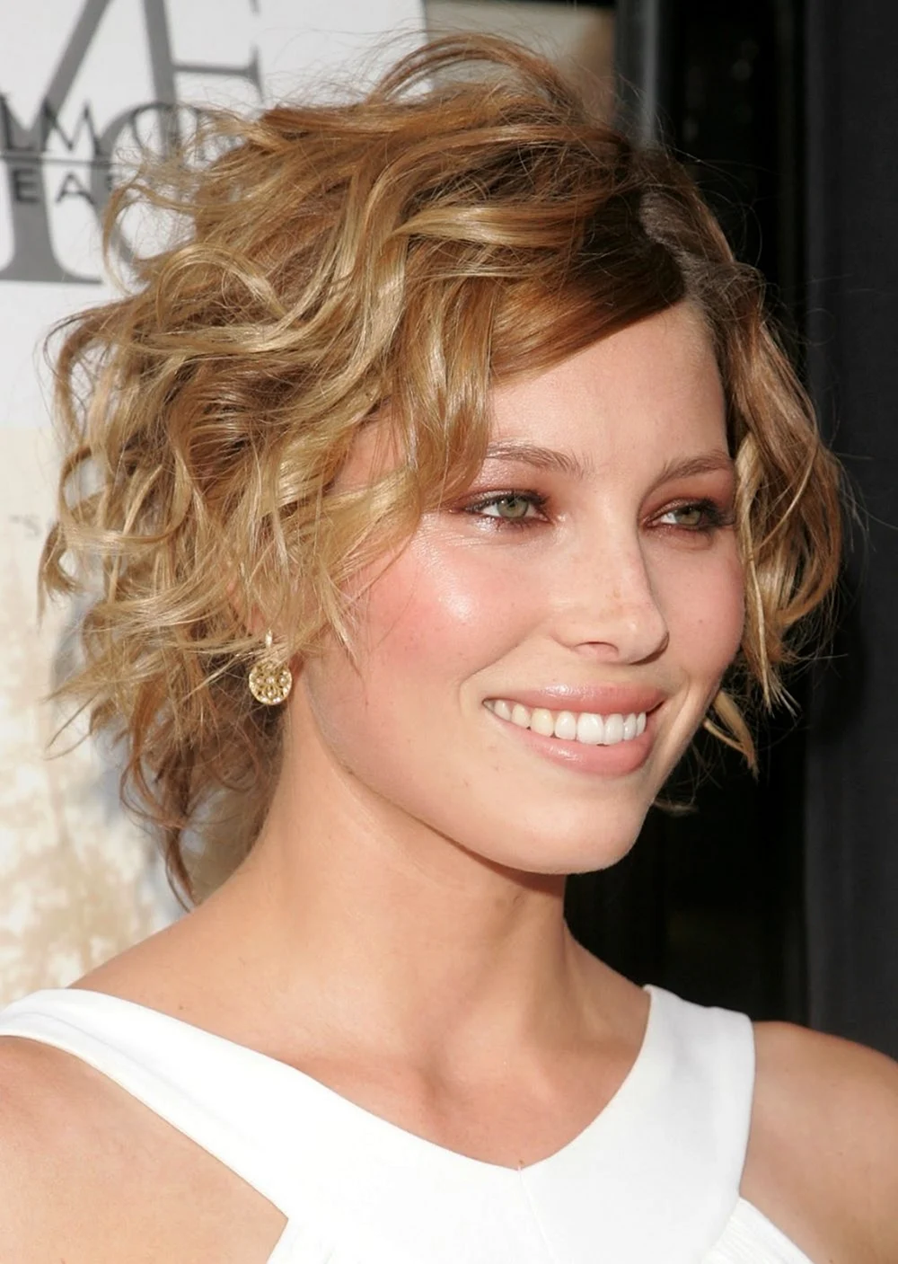 Боб каре на тонкі кучеряві