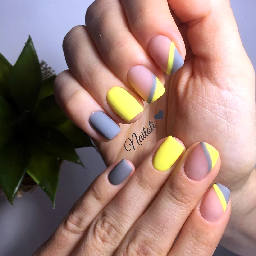 Серо желтый маникюр