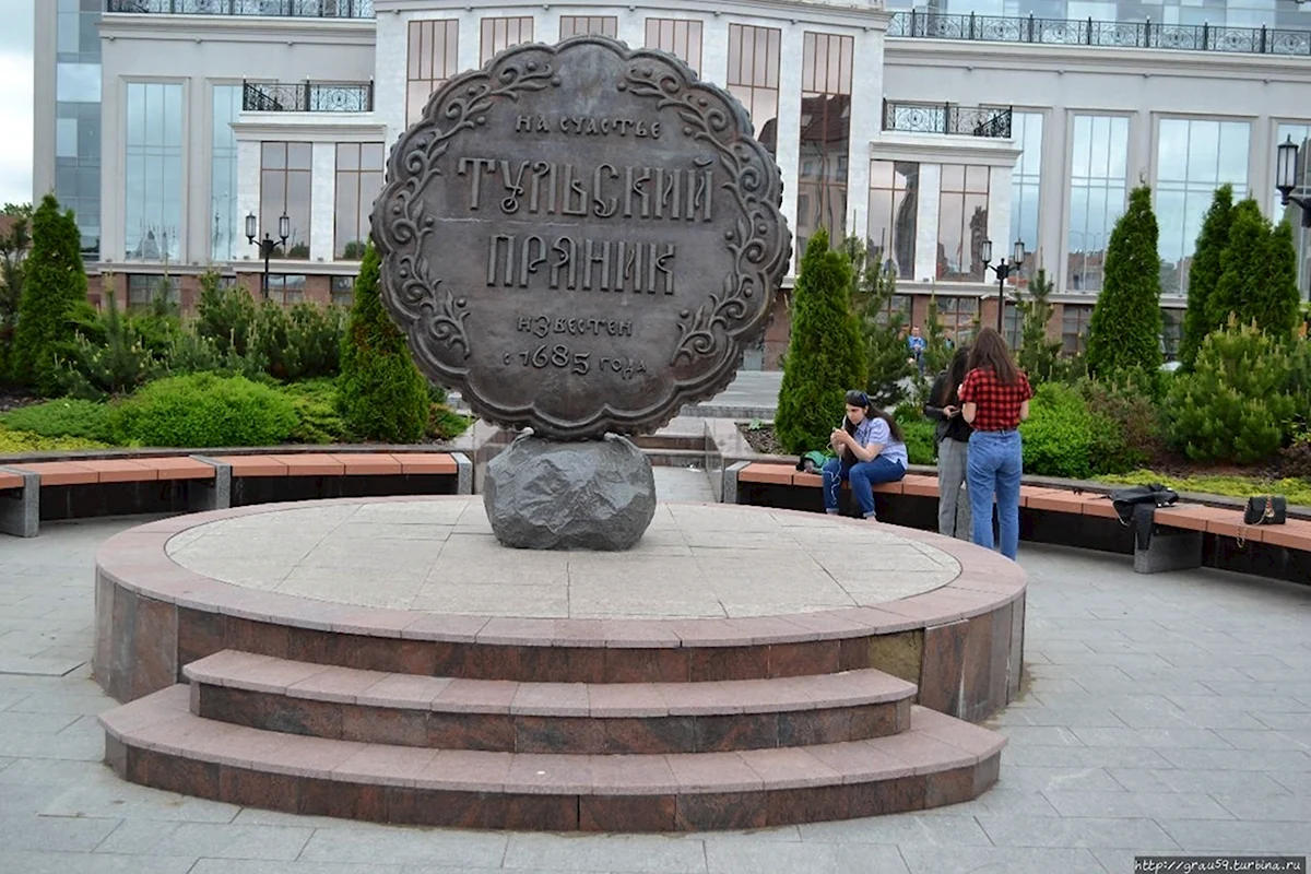 Памятник тульскому прянику в Туле