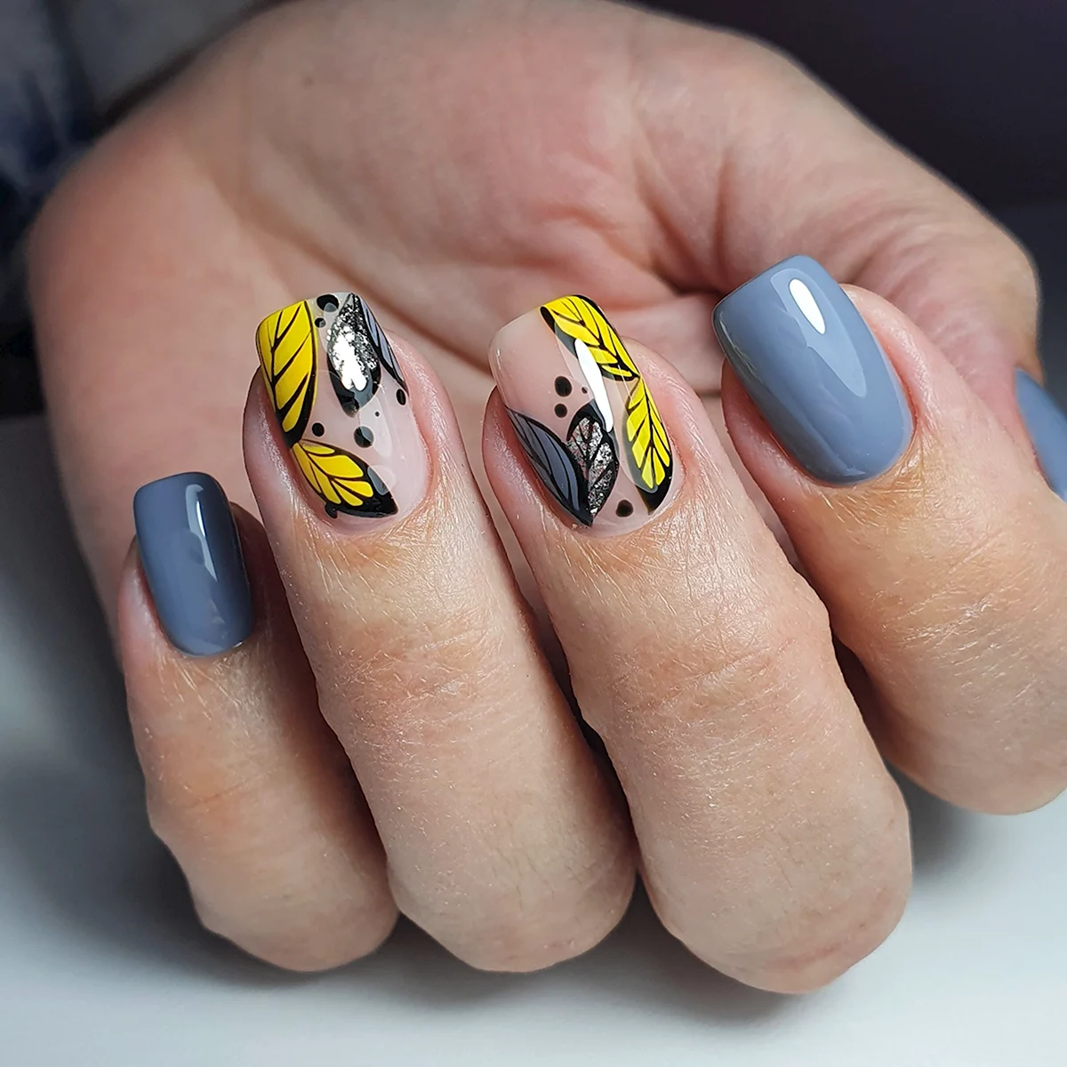 Серо желтый маникюр