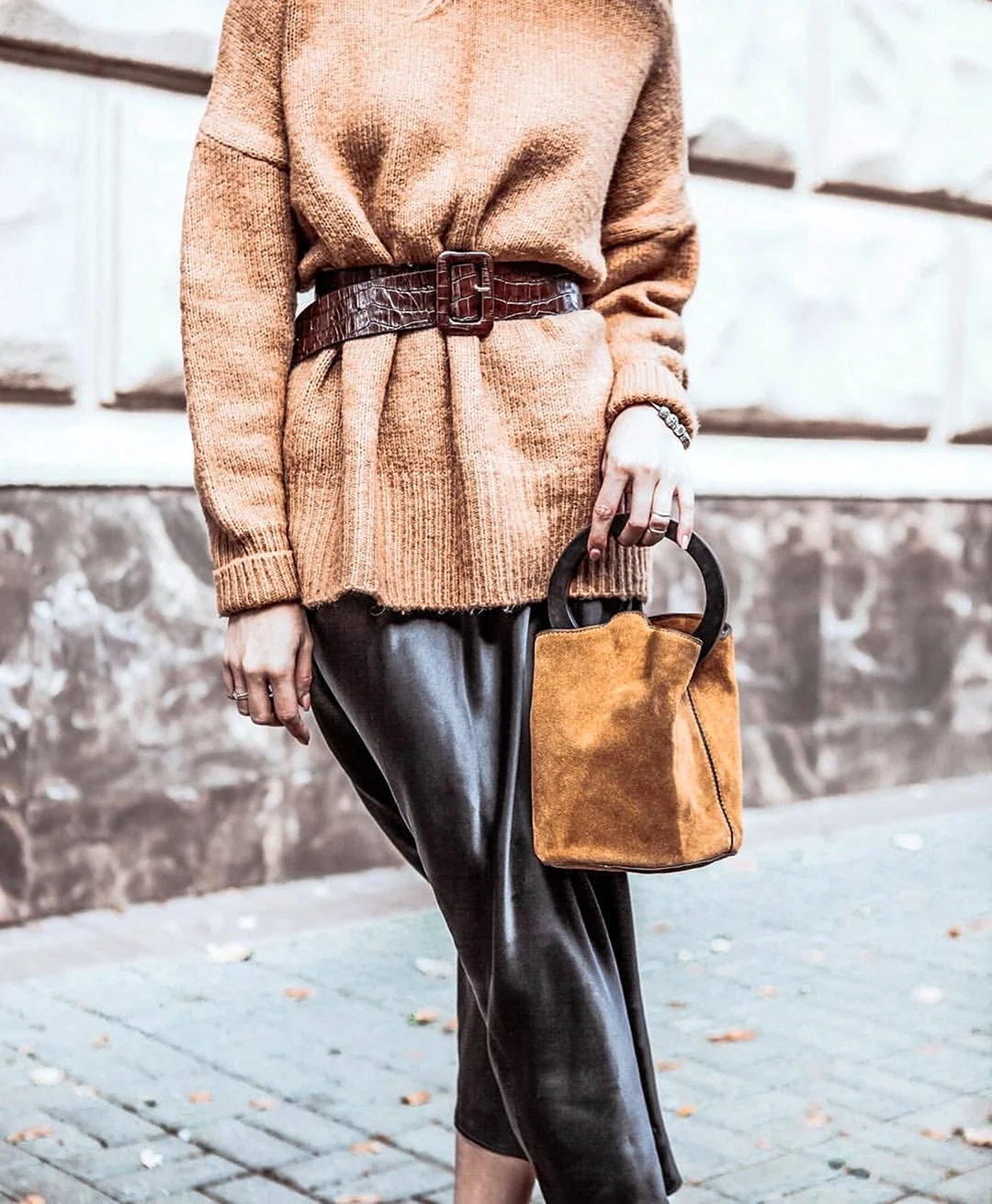 Объемный свитер с поясом