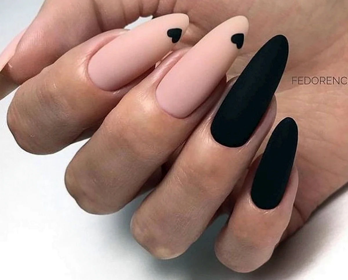 Чёрный матовый френч 2022 миндаль