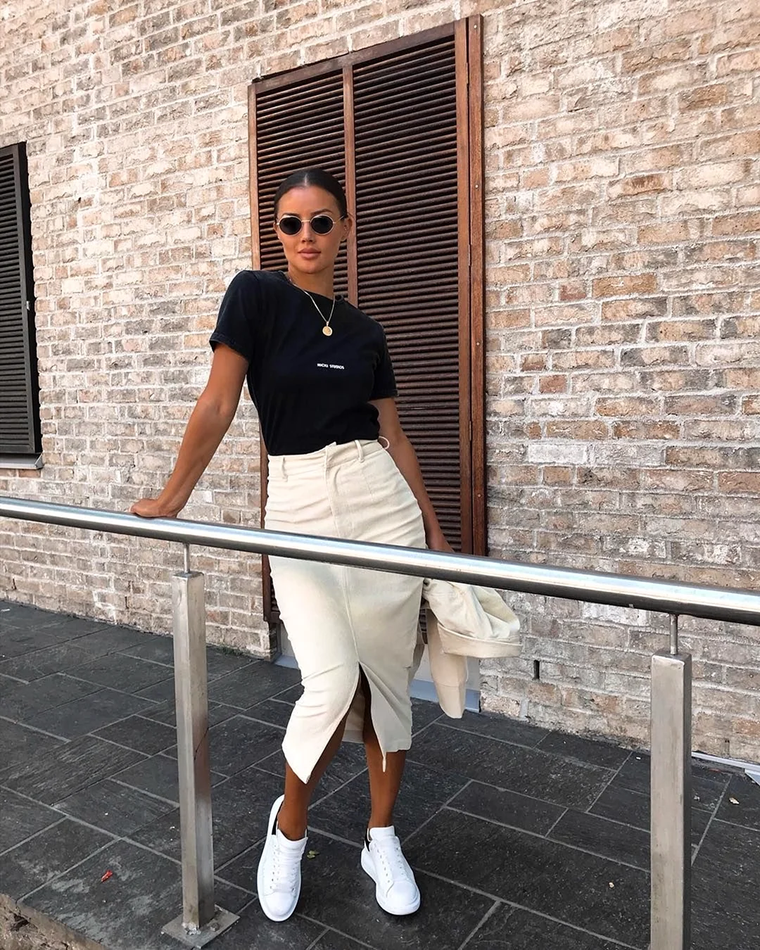 Юбка с разрезом и кеды