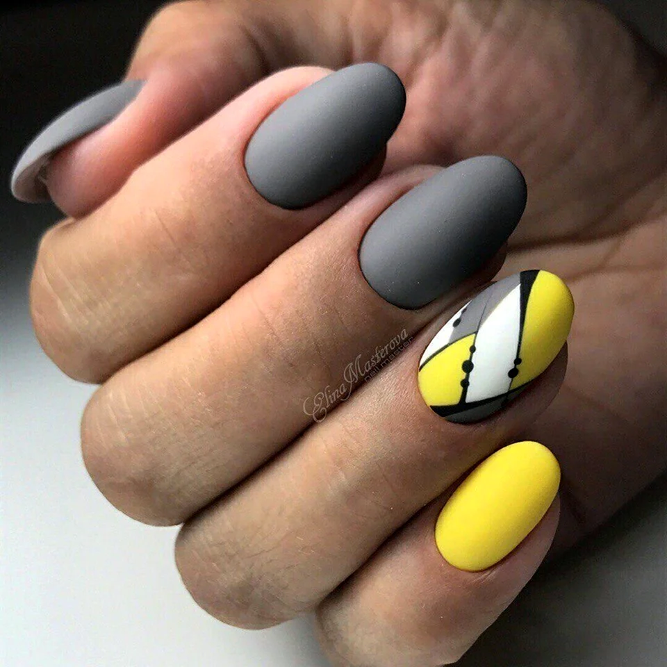Маникюр серый с желтым
