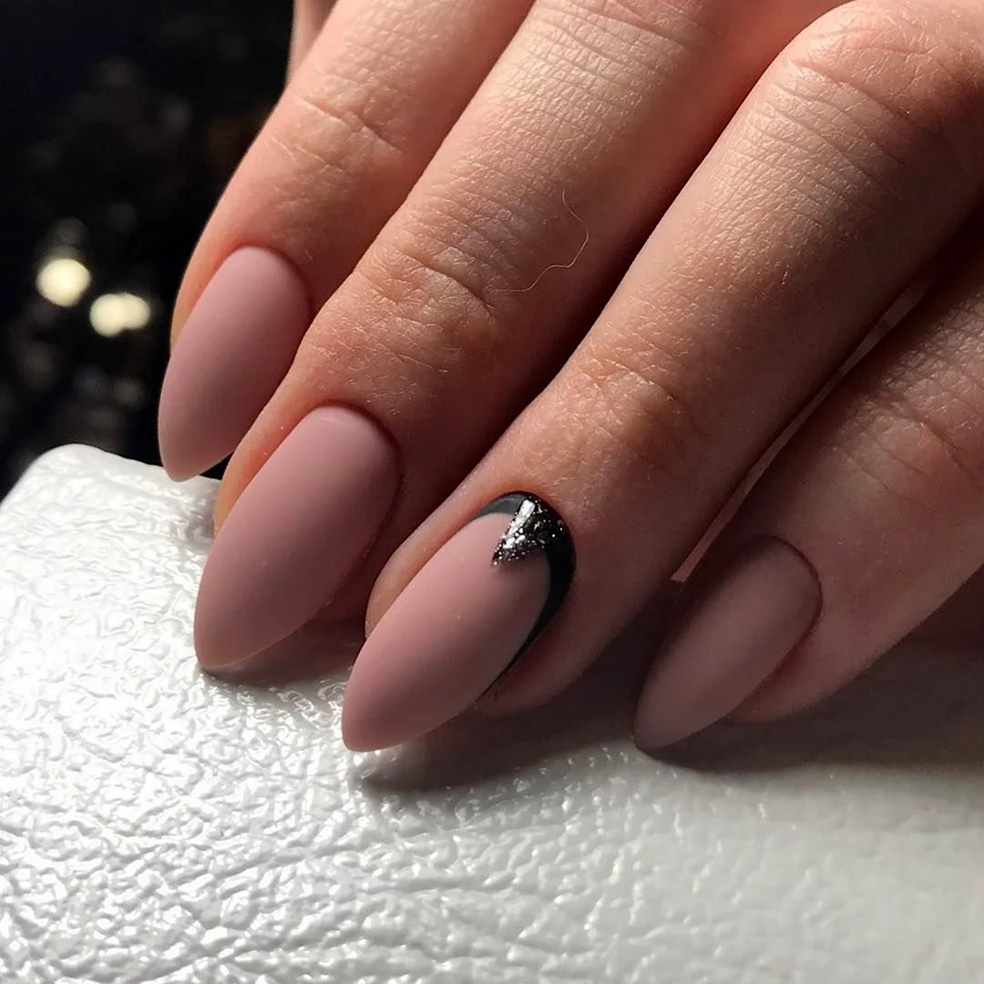 Матовый нюдовый френч миндаль