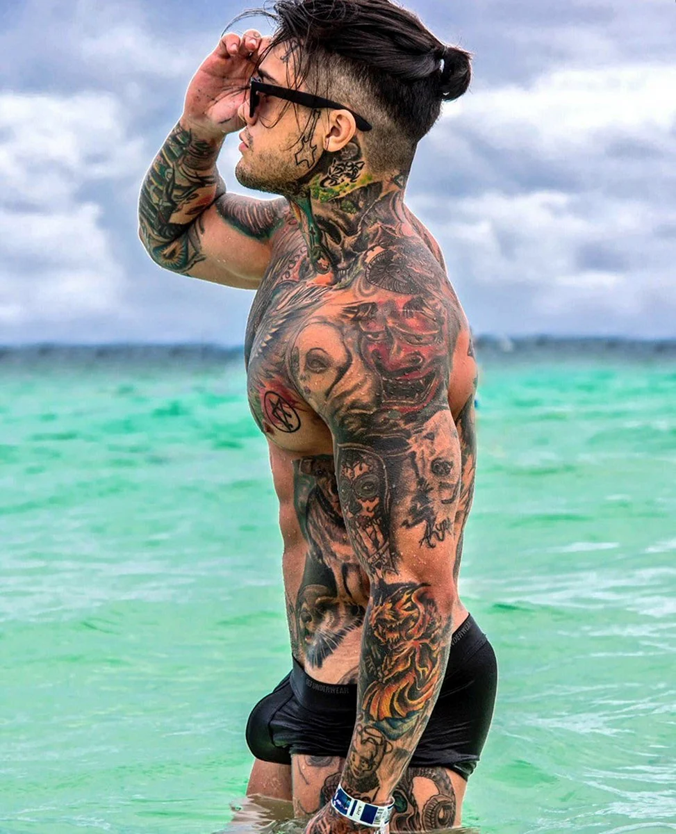 Парни с наколками