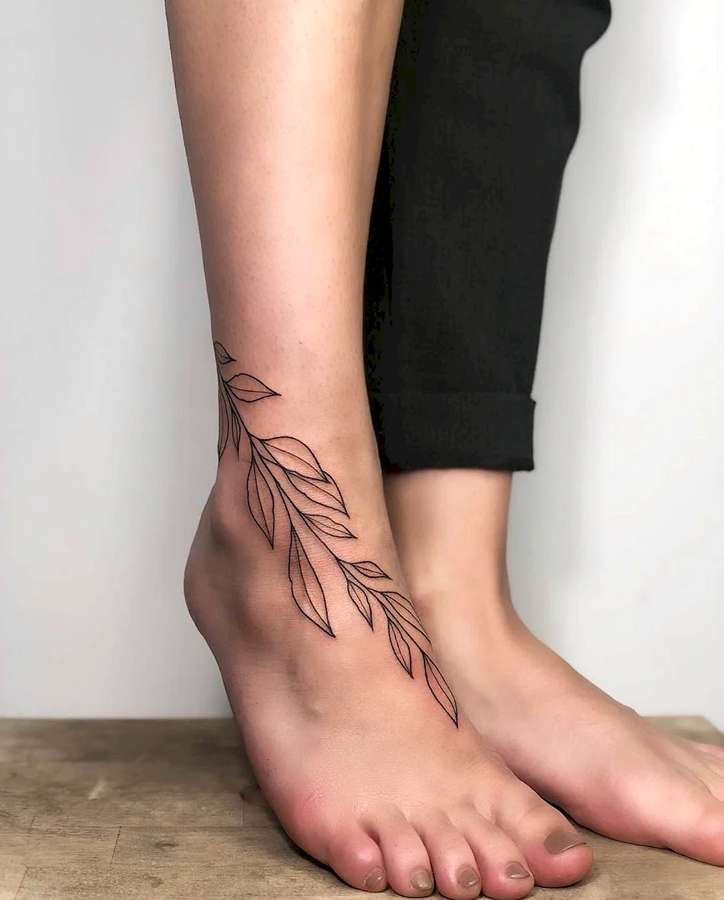 Тату на ноге