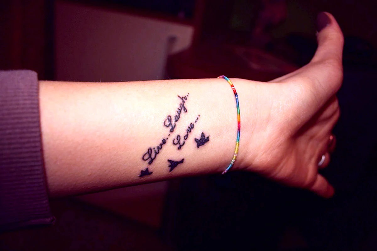 Надпись на запястье