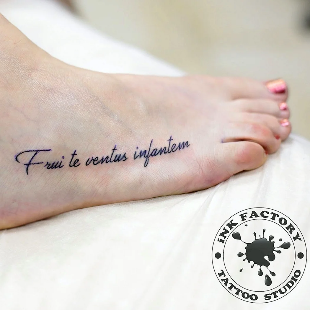 Тату надписи на латыни на ноге