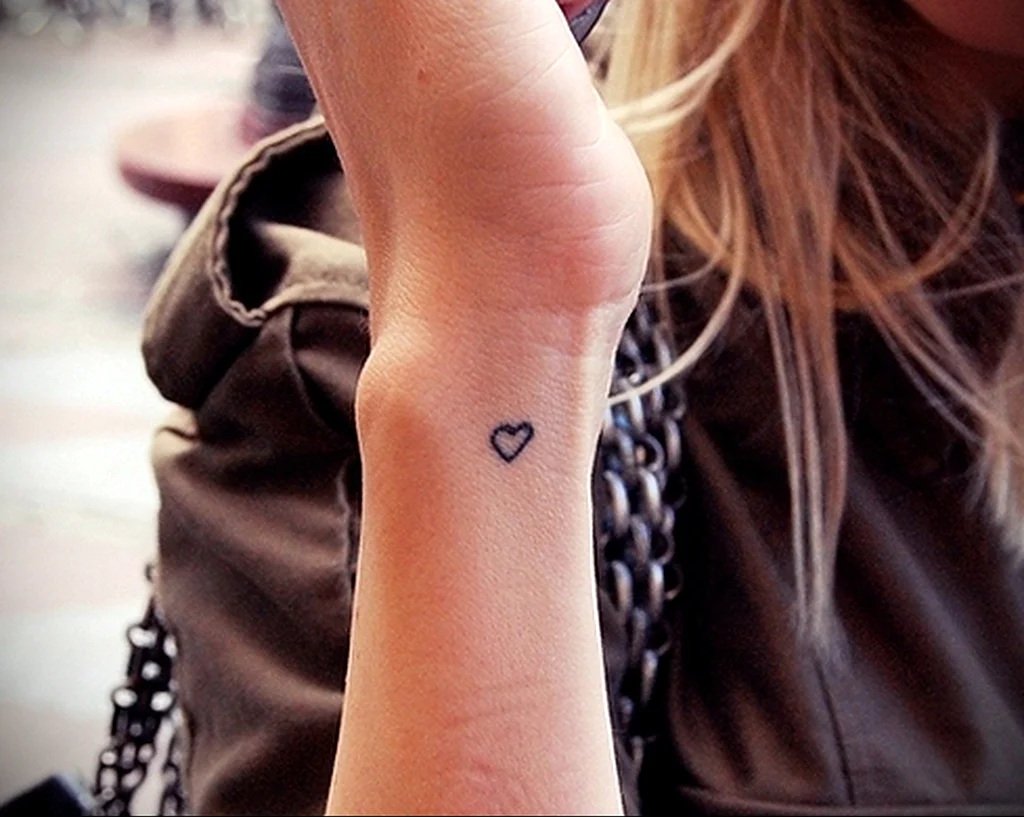 Маленькие стильные тату
