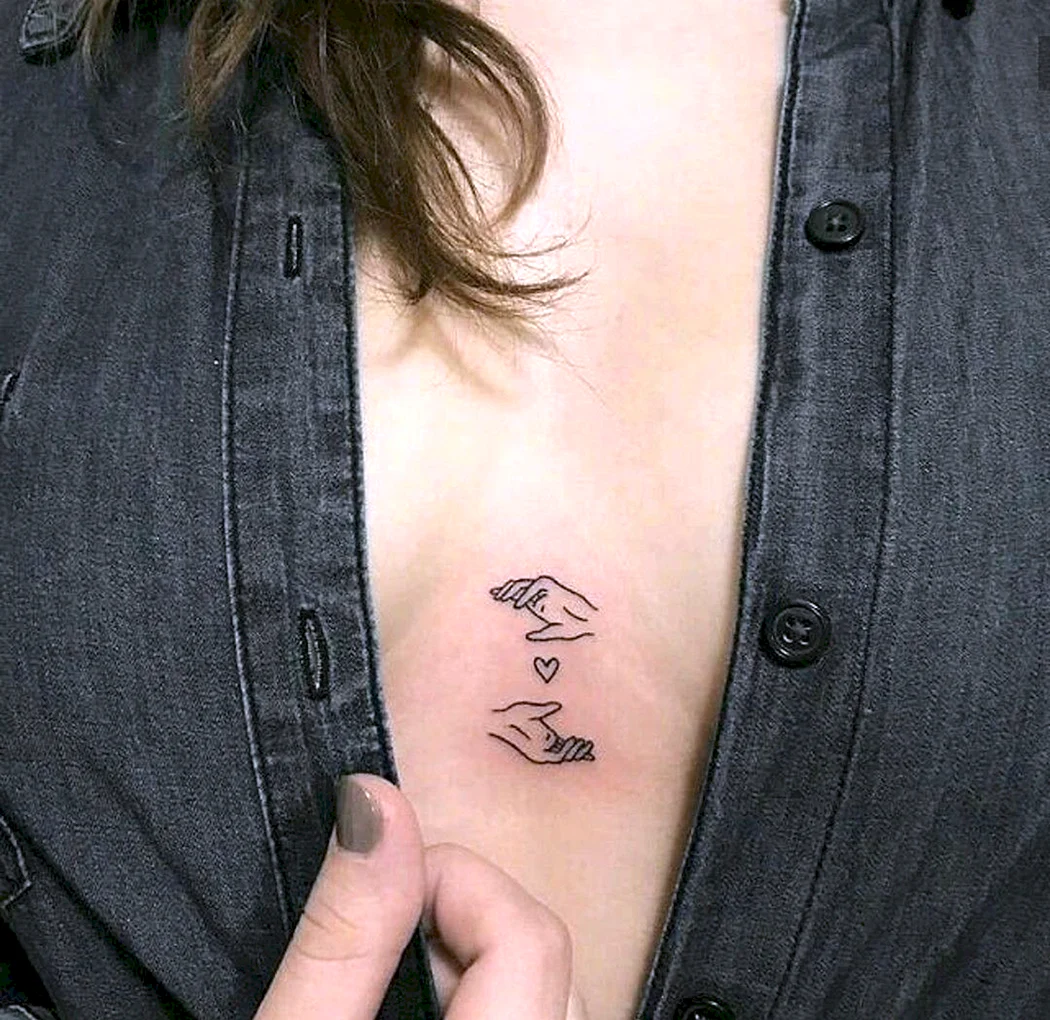 Тату на груди женские небольшие