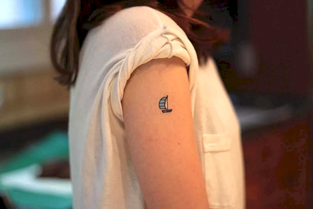 Маленькие тату на плече