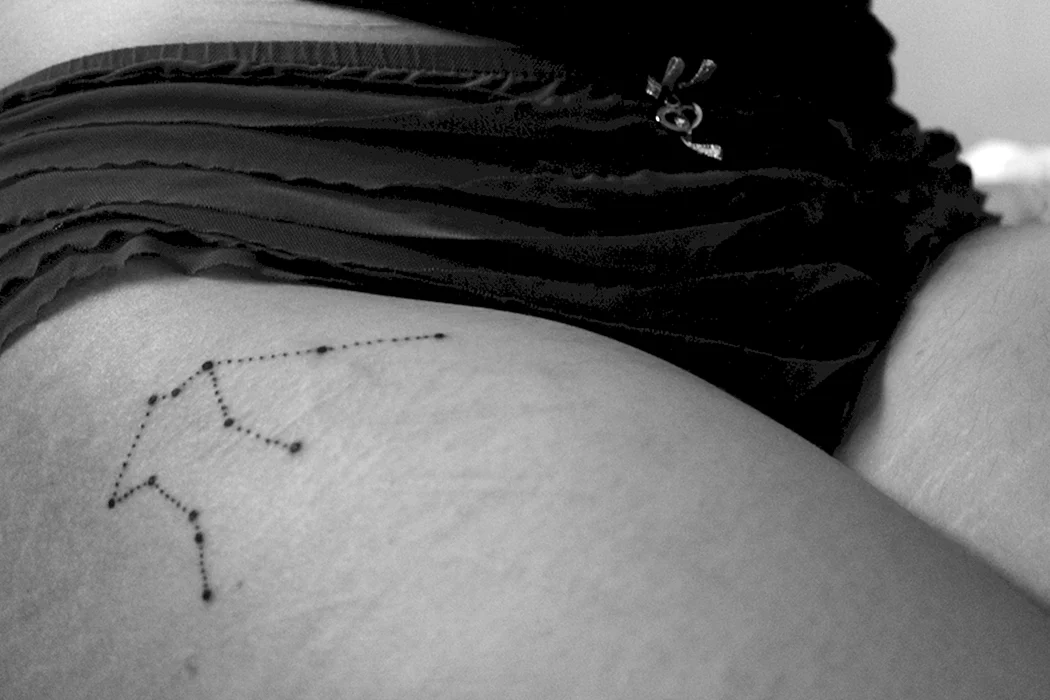 Созвездие Водолея тату Минимализм