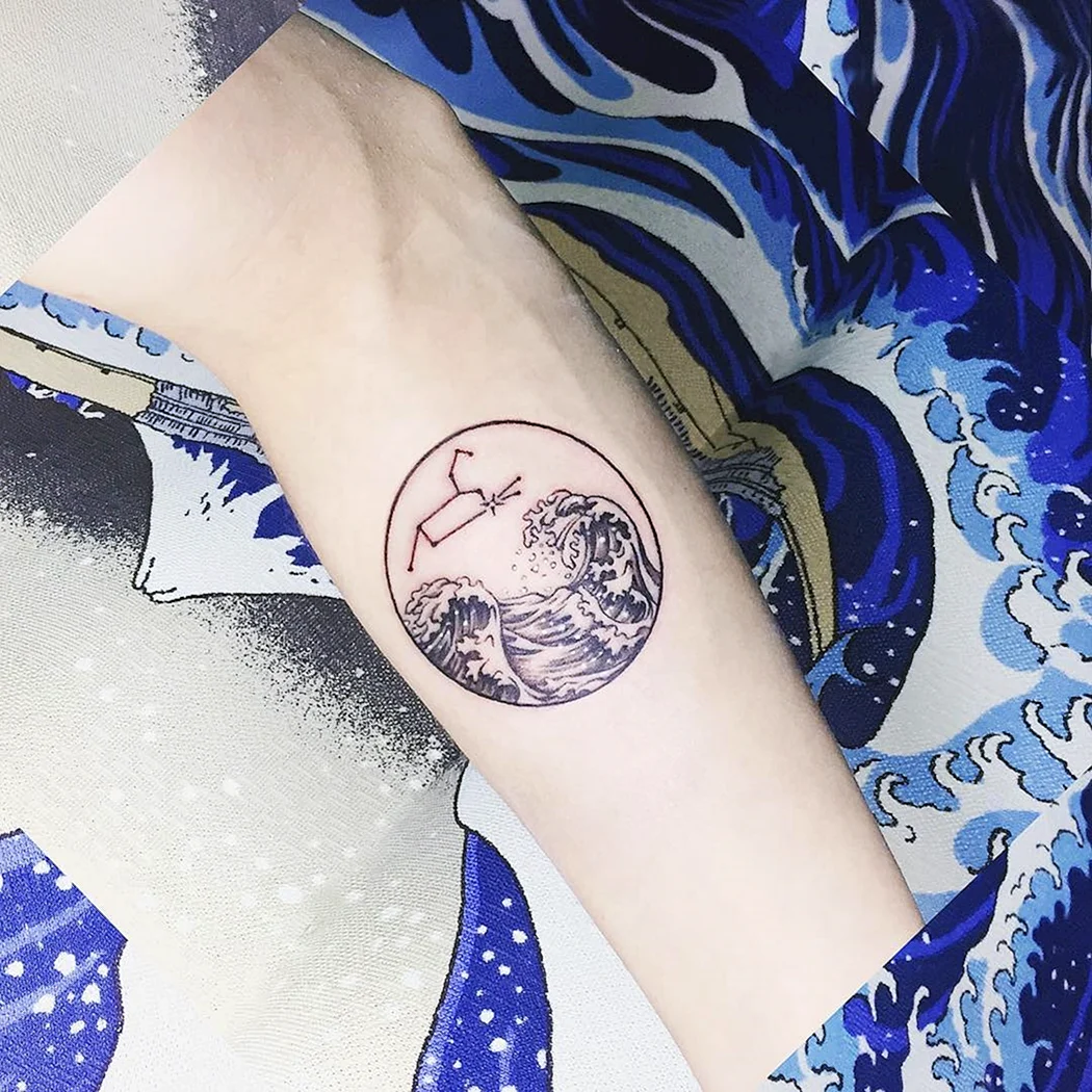 Тату Созвездие Льва для девушек на руке