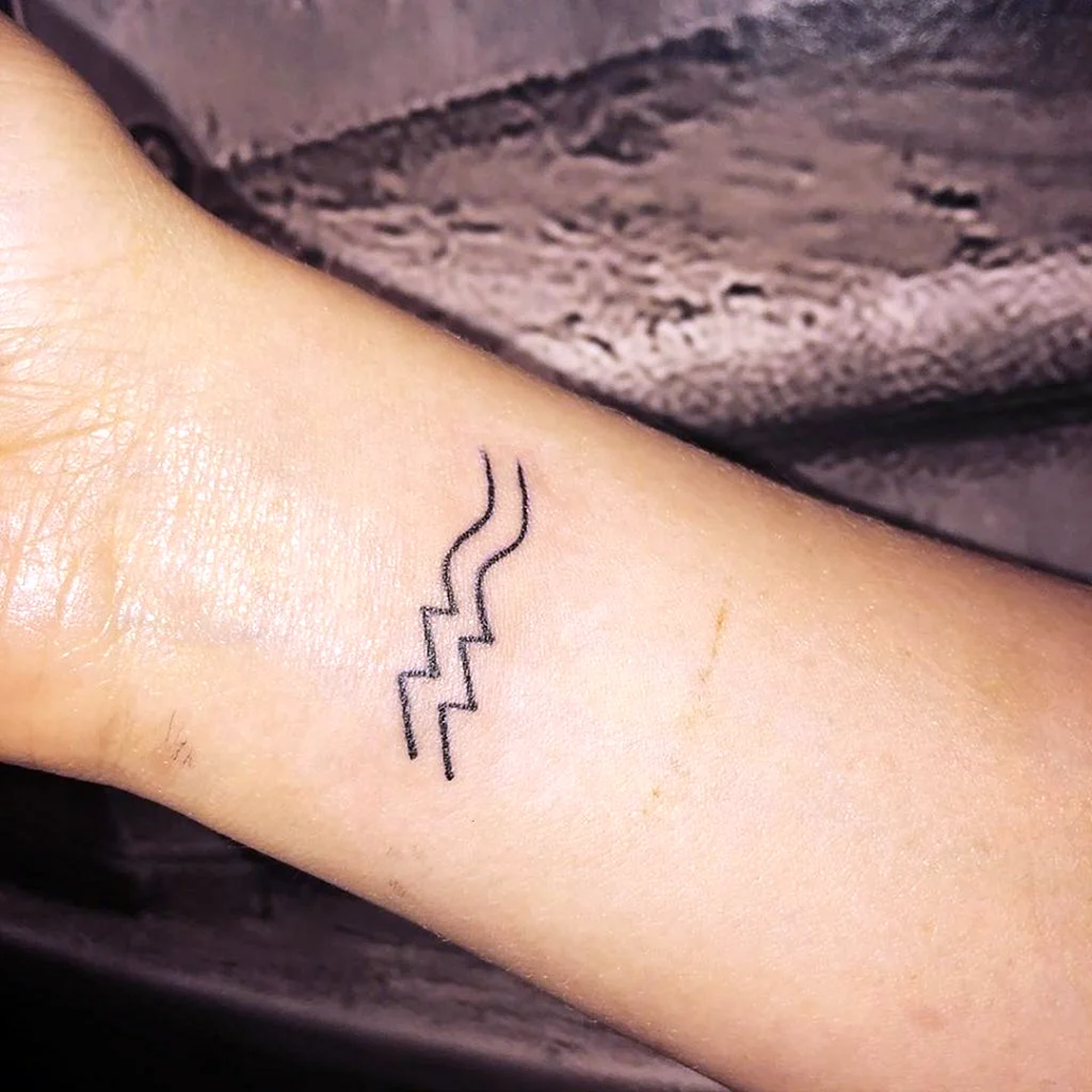 Знак Водолея тату