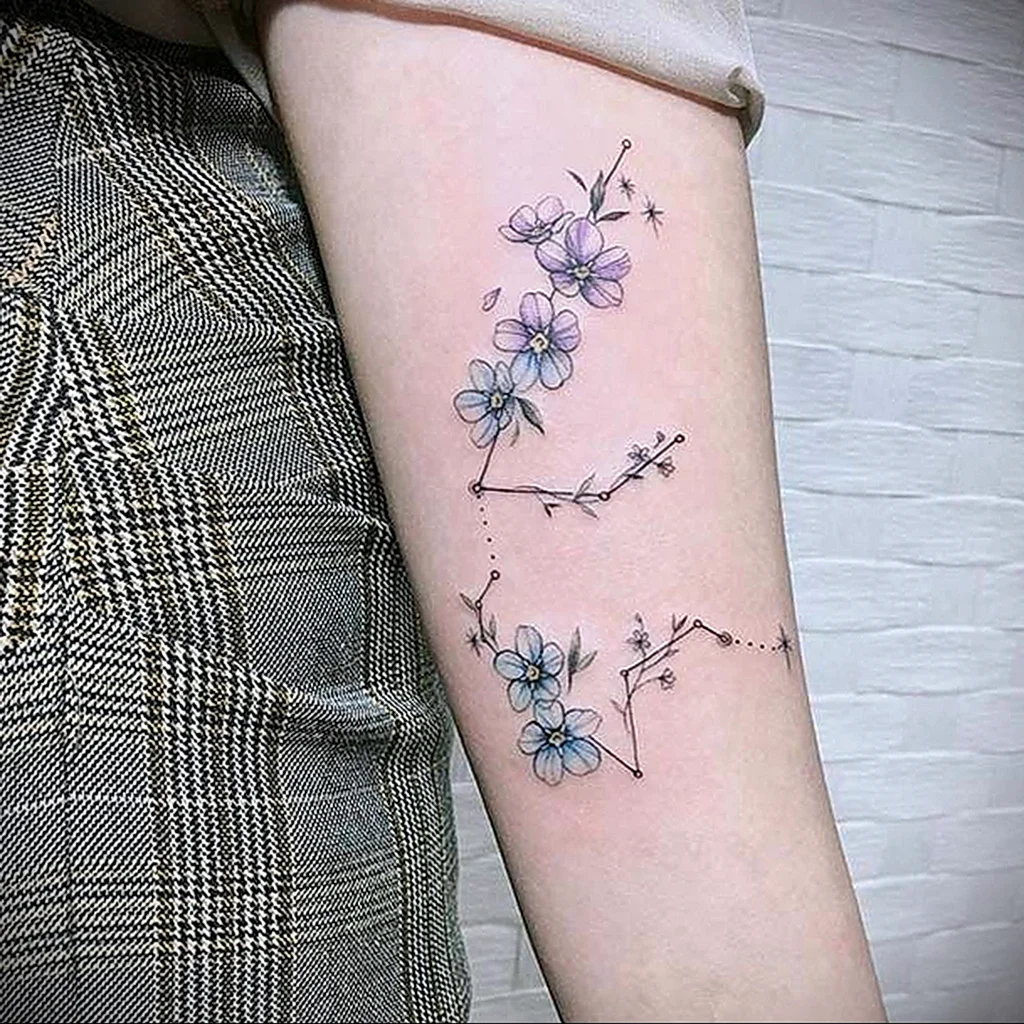 Татуировка созвездия с цветами