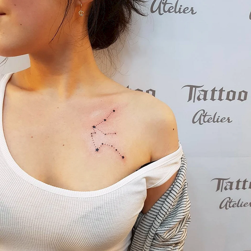 Тату Созвездие Водолея на ключице