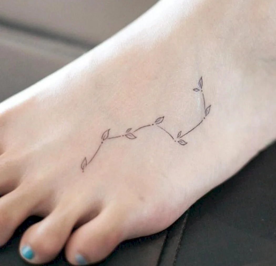 Созвездие скорпиона тату на руке