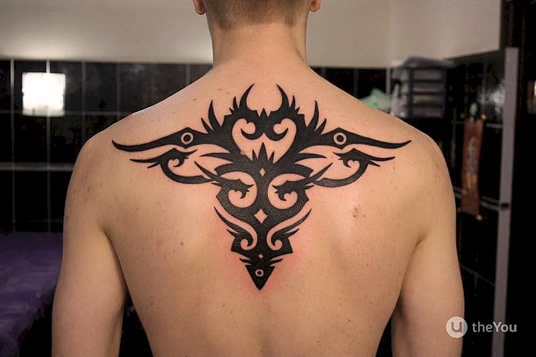 Тату трайбл на спине
