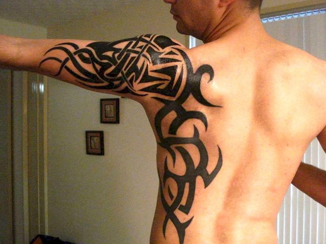 Кельтский трайбл на спине