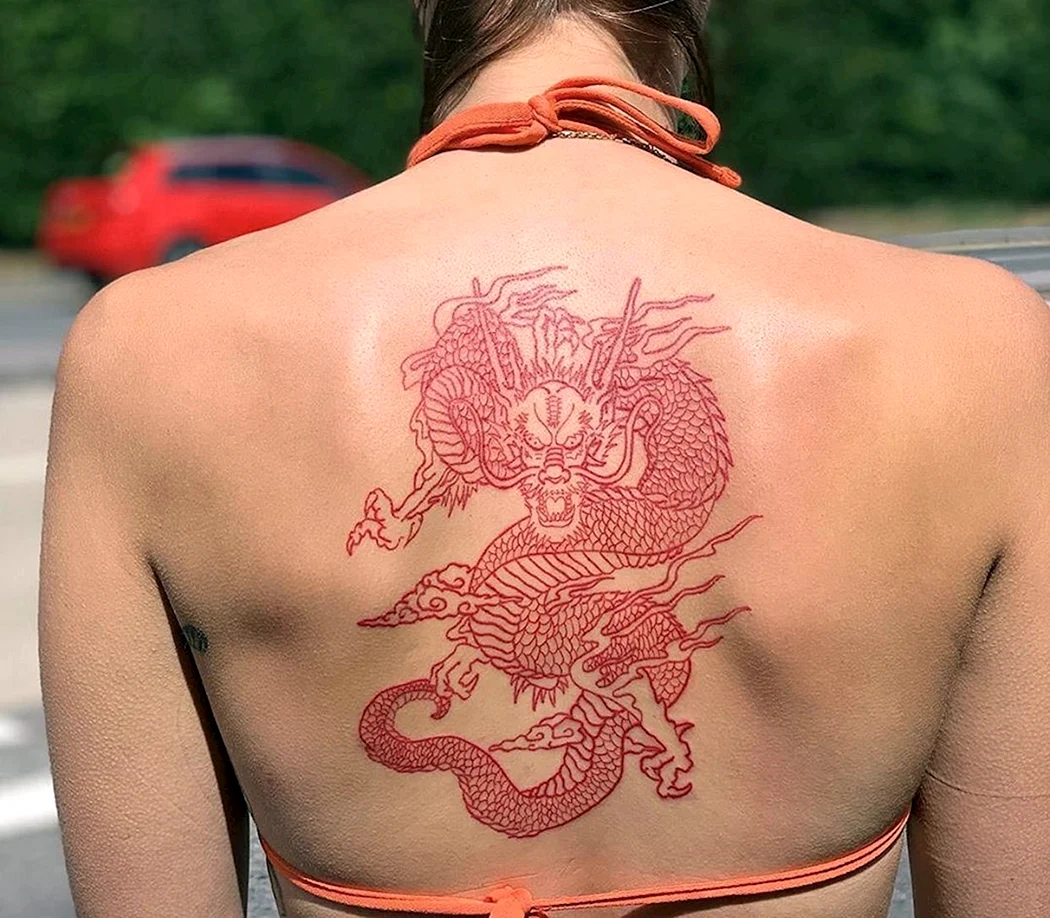 Тату дракон на спине