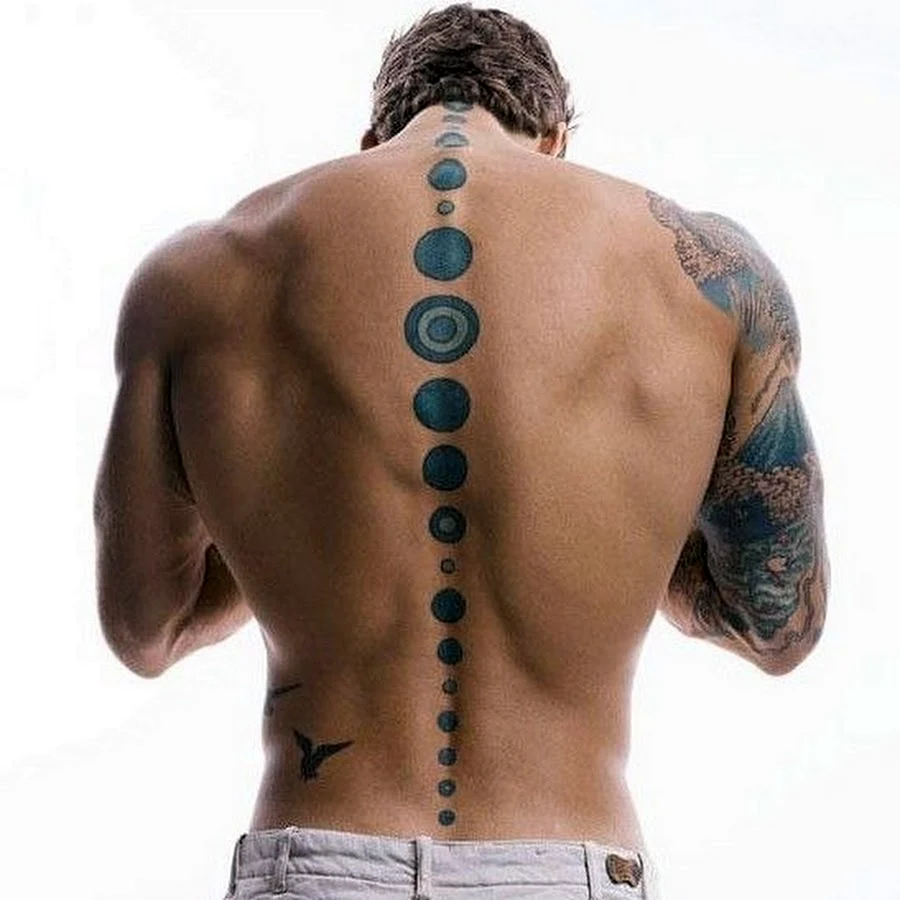 Тату на позвоночнике