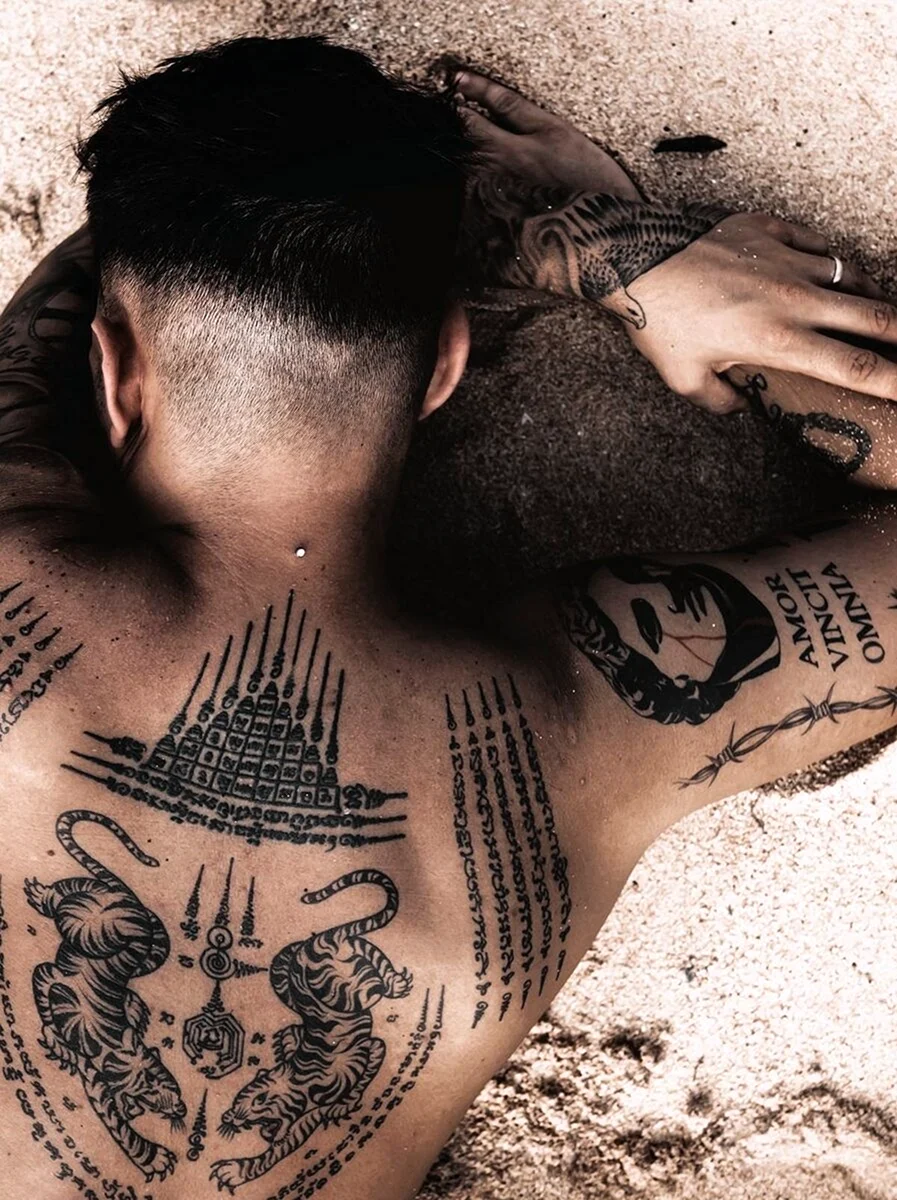 Тату верх спины