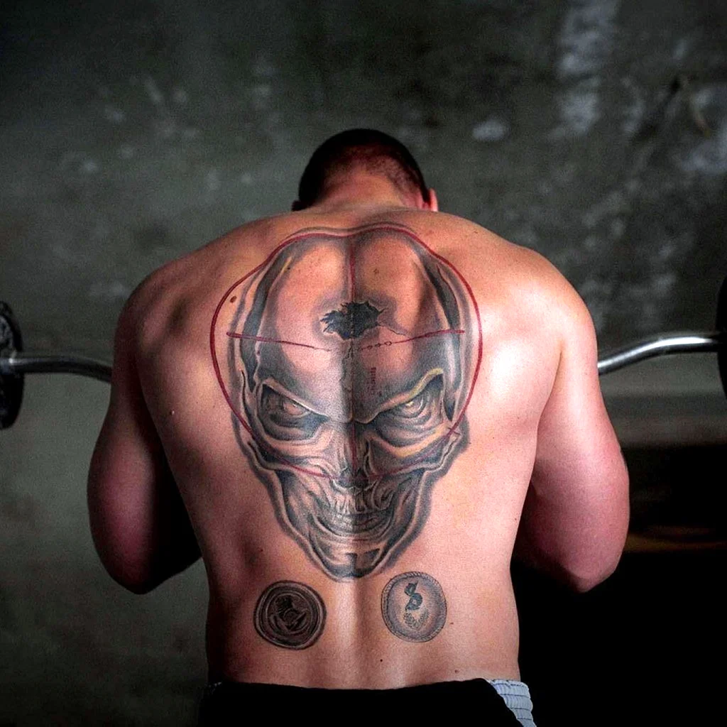 Тату штанга на спине