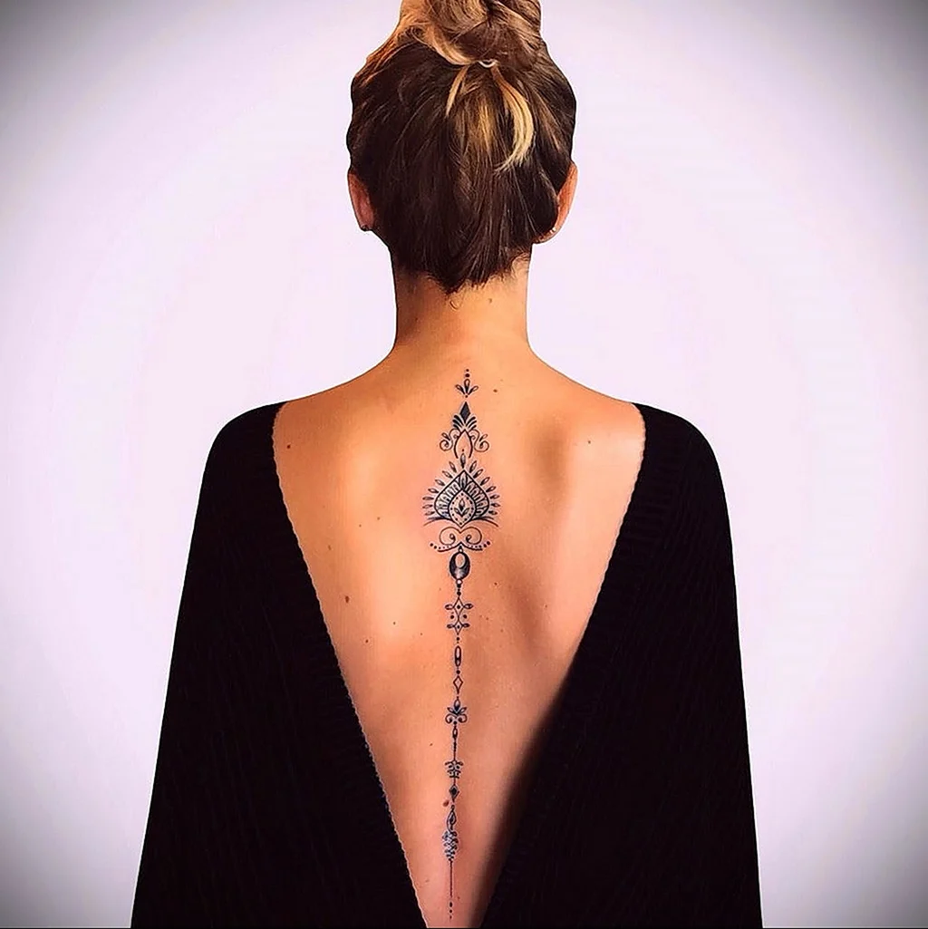 Тату на спине женские