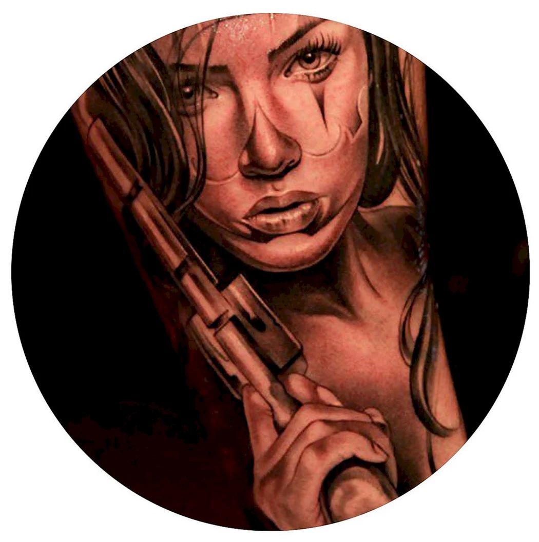 Чикано девушка с пистолетом