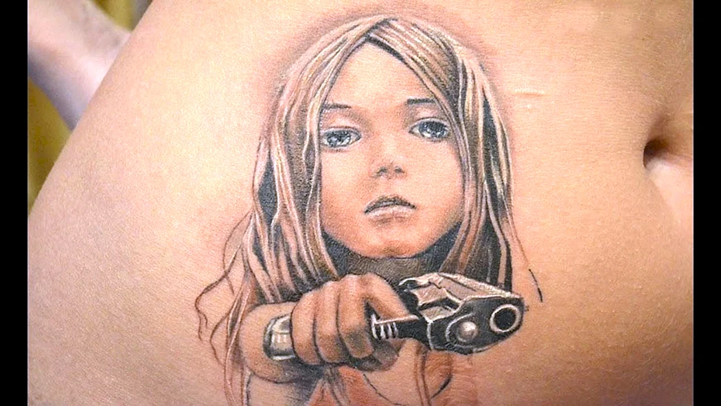 Баба с пистолетом тату