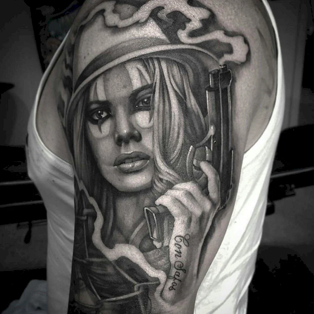 Тату Чикано девушка с пистолетом