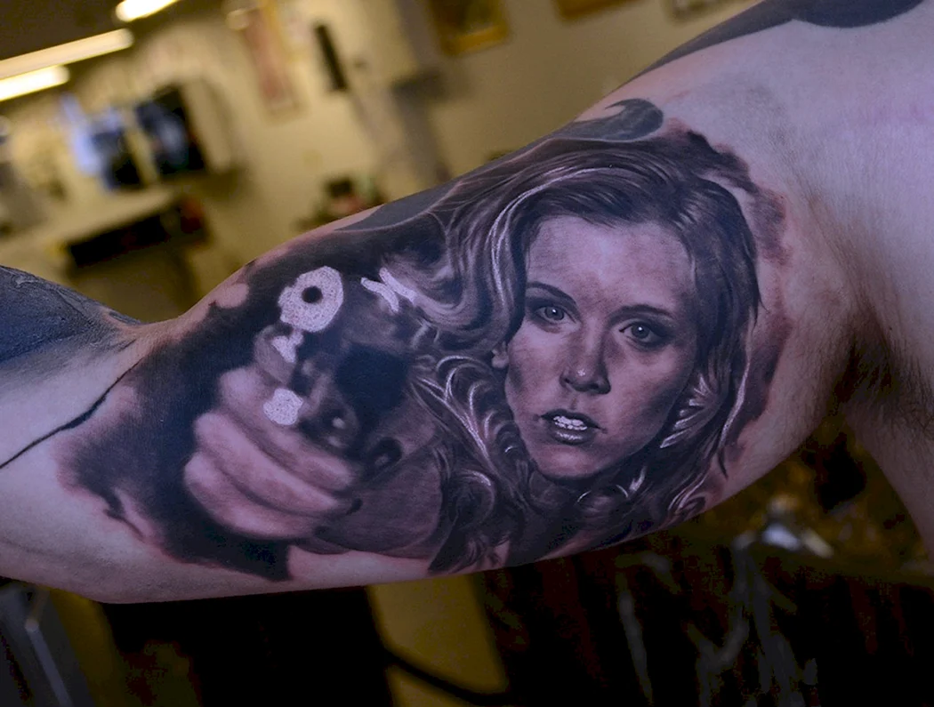 Тату женщина с пистолетом