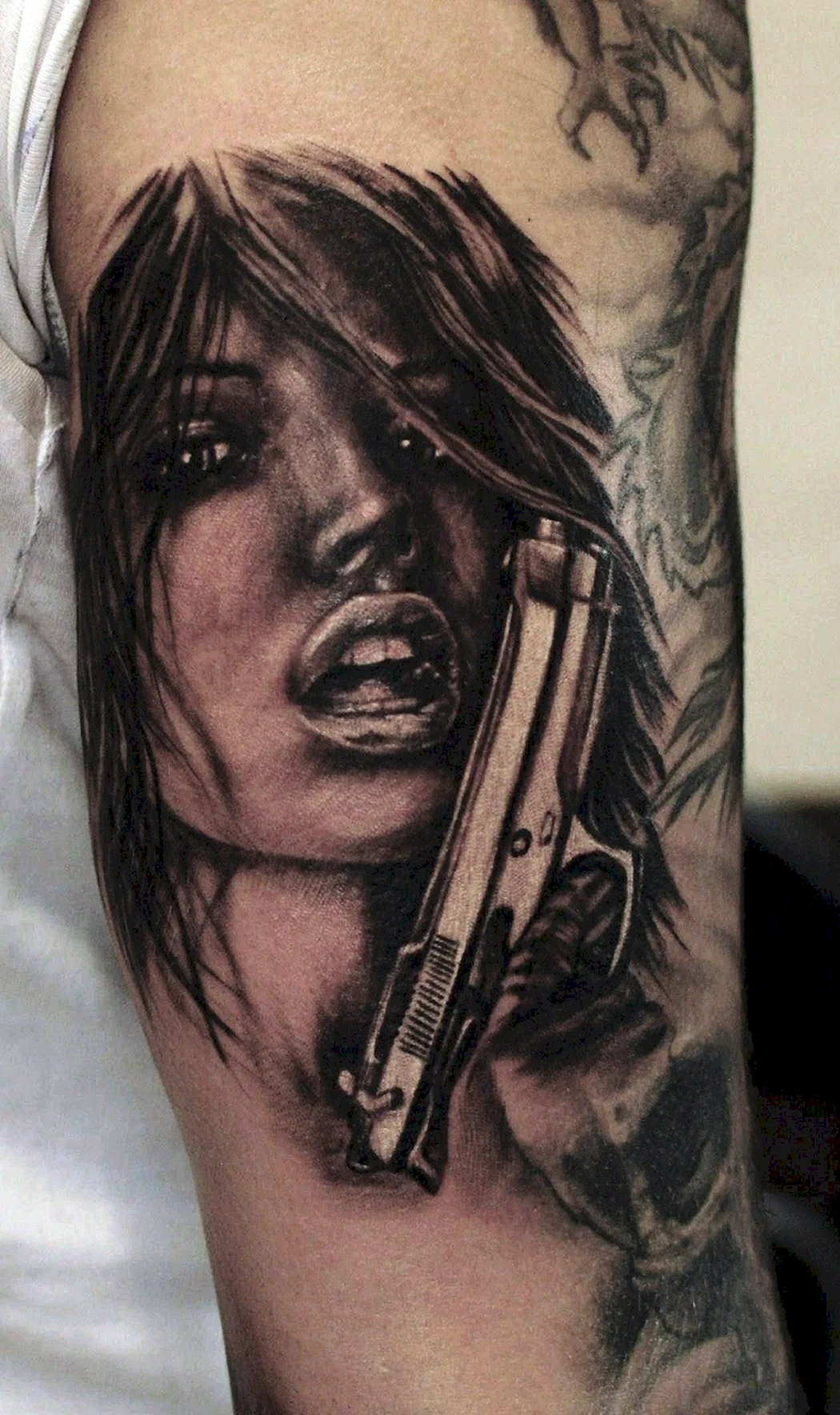 Тату девушка с автоматом